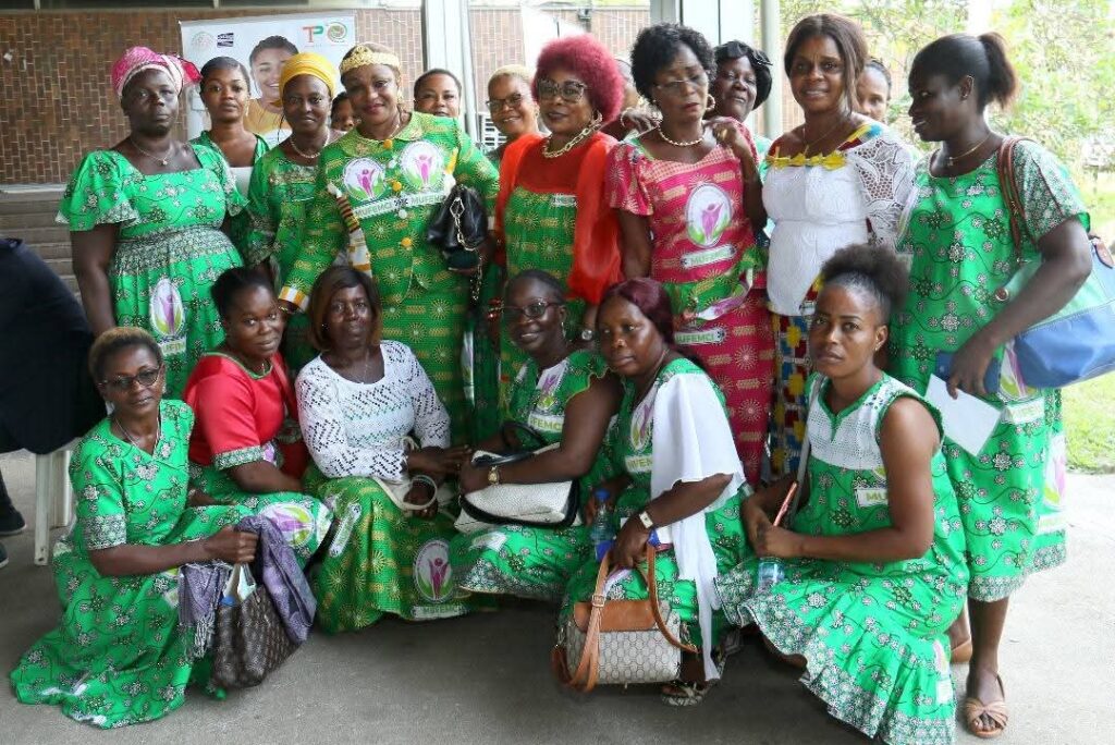 Photo de famille, célébration du premier anniversaire de la MUFEMCI 