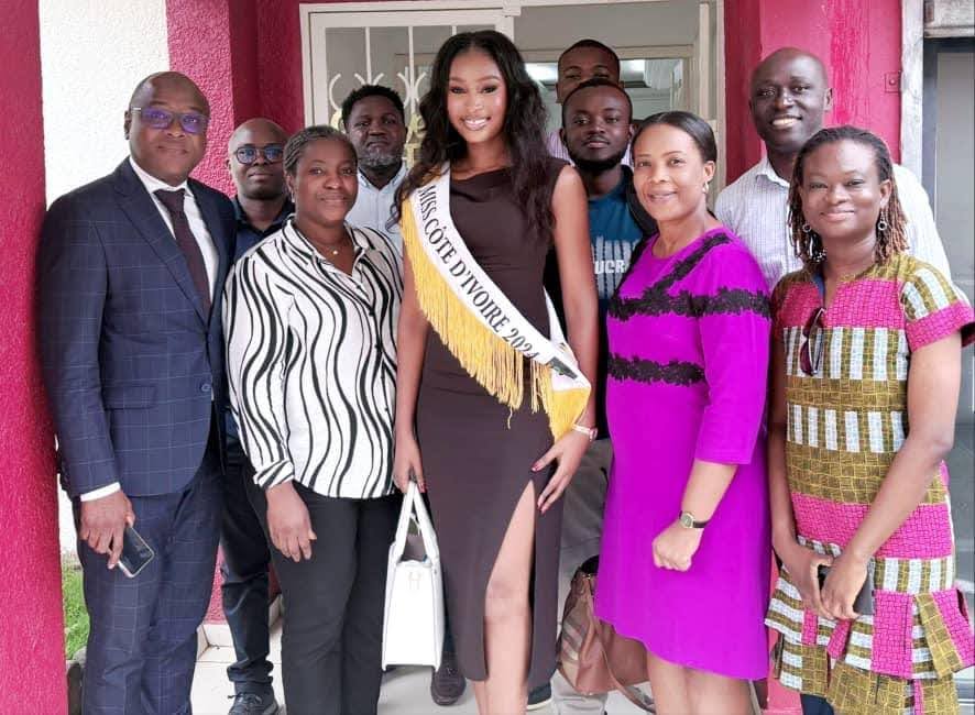 Photo de famille, Séance de travail Miss CI 2024, ambassadrice de la CMU
