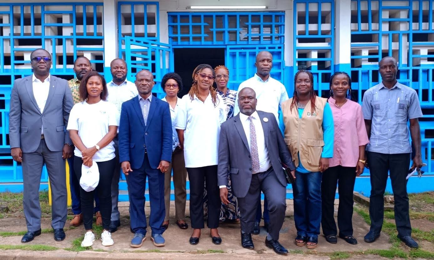 Photo de famille après restitution de la mission de supervision, Direction Départementale de la Santé, Aboisso